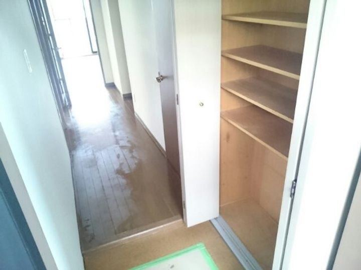 ロンポアンの玄関