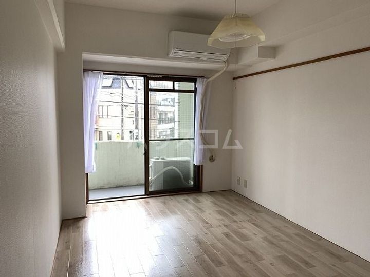 エメラルドマンションの居間