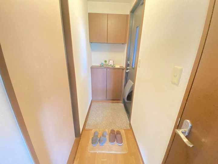 グランシードK II棟の玄関