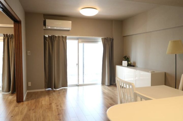 三田ナショナルコートの居間