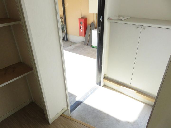 クレセントAの玄関