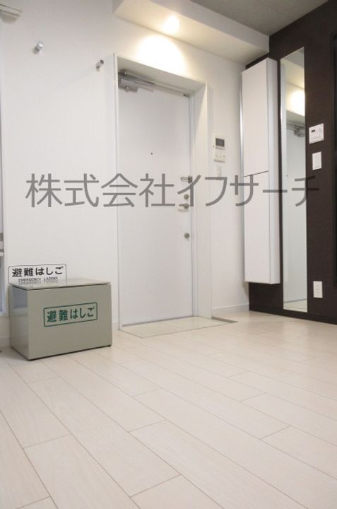 東京都目黒区五本木1(マンション)の賃貸物件の玄関