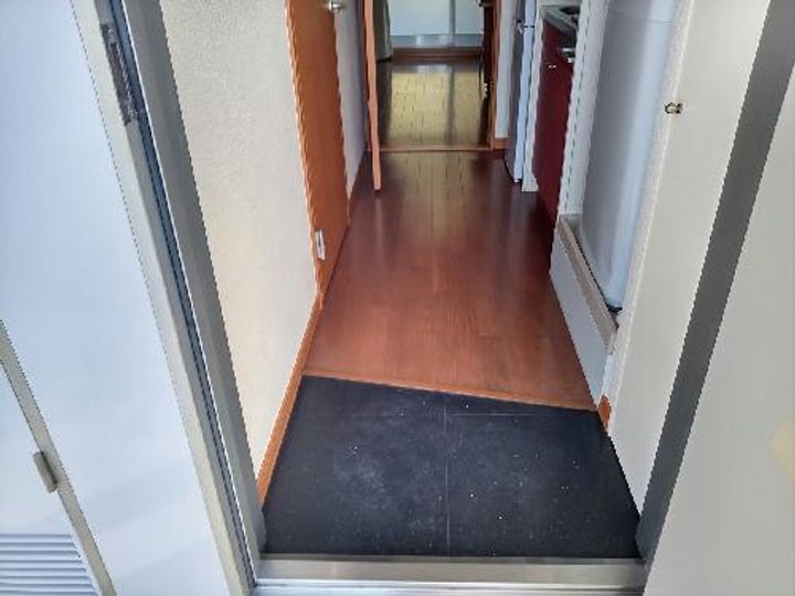 レオパレス花咲の玄関