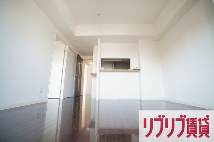 千葉県千葉市中央区本千葉町の賃貸マンションの居間