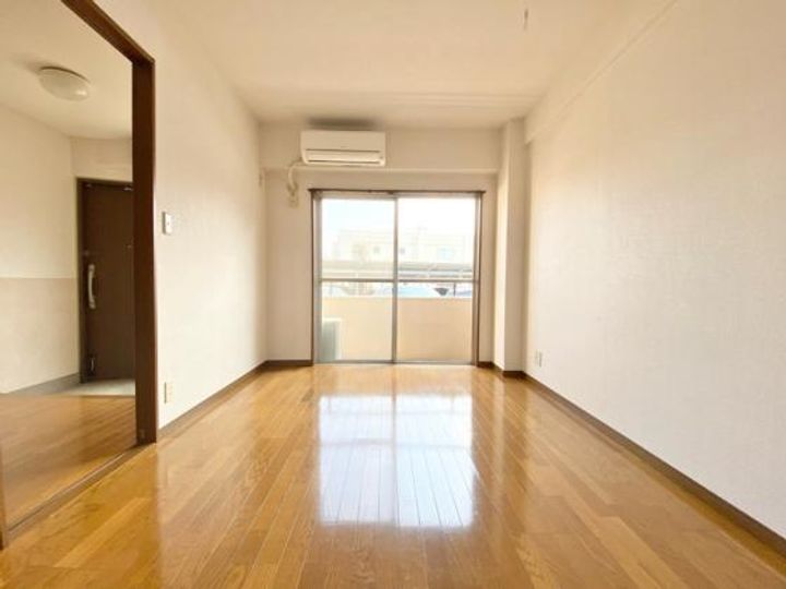 サンハイネス若木の居間