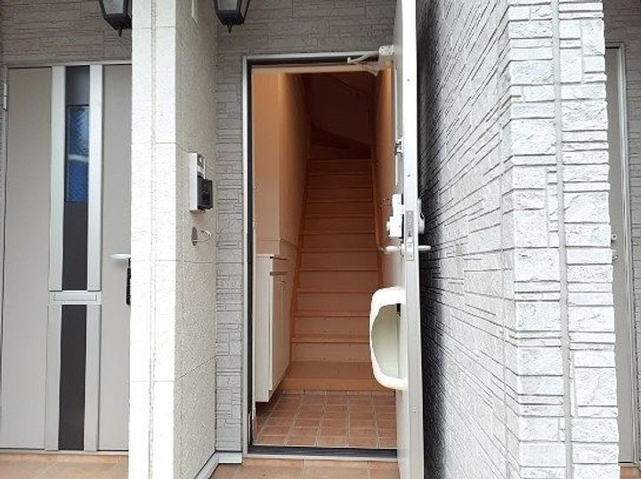 埼玉県吉川市中央3(アパート)の賃貸物件の玄関