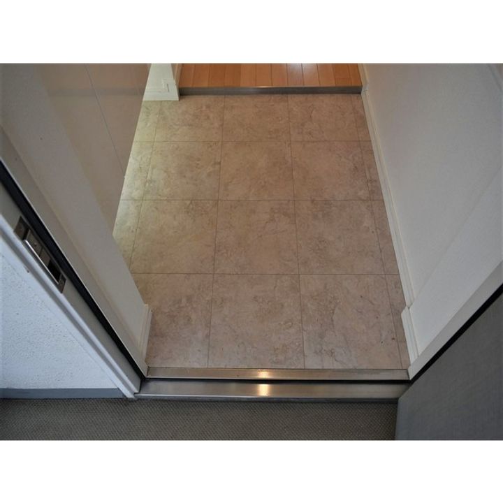 ルクレ新川レジデンスの玄関