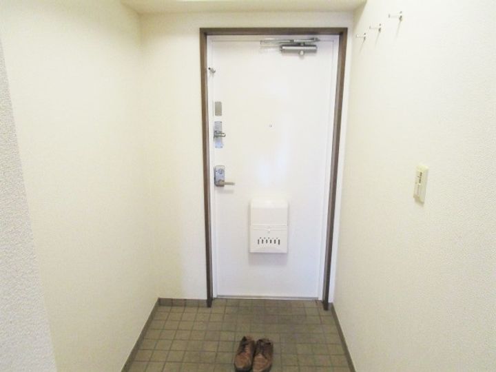 コーポレート中央林間2号棟の玄関