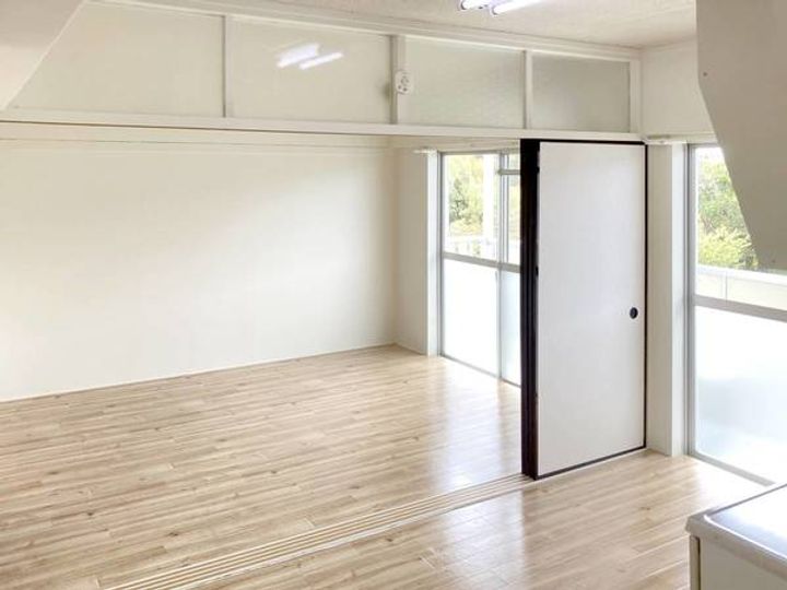 ビレッジハウス奈戸岡2号棟の居間