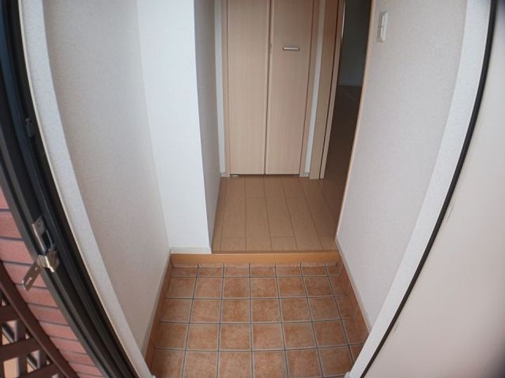 レジデンス E・Yの玄関