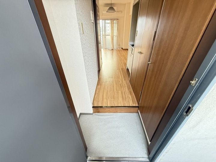 益井ビルの玄関