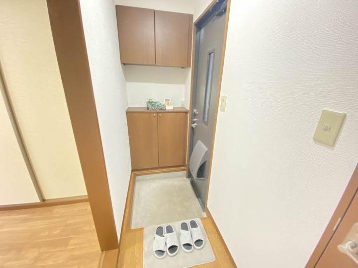 グランシードK II棟の玄関