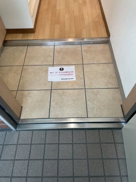 コートシマ A棟の玄関