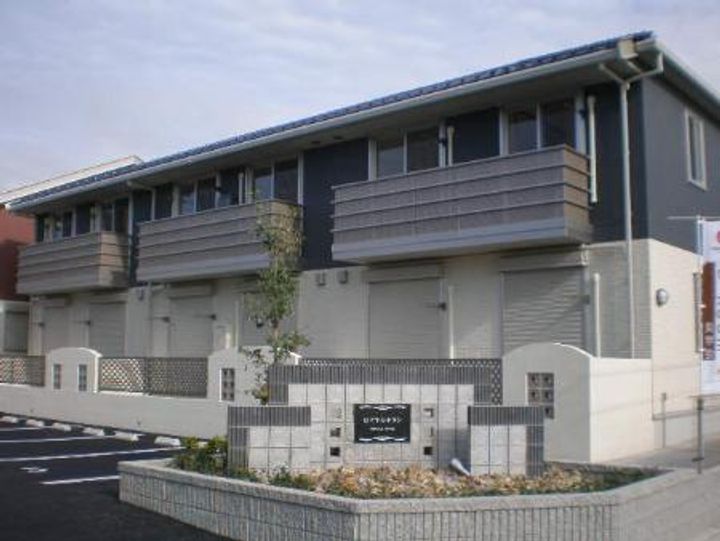 ロイヤルタウン D棟の外観