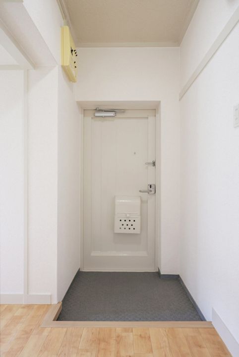 UR鶴山台の玄関