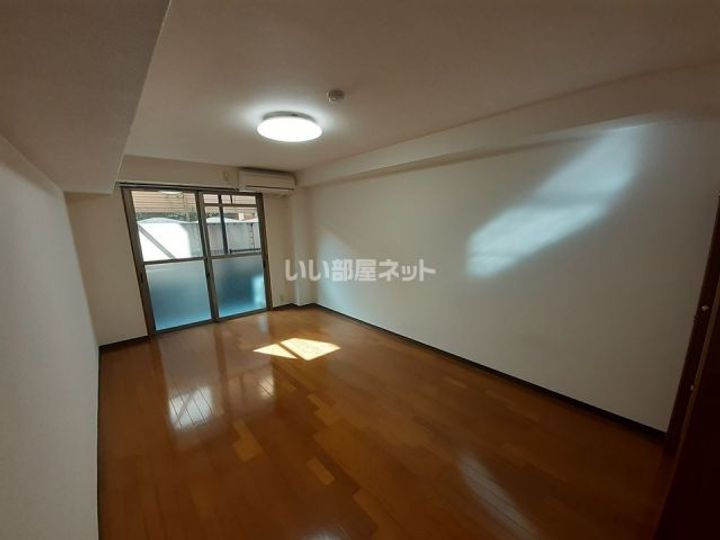 京都府京都市西京区山田六ノ坪町(マンション)の賃貸物件の居間