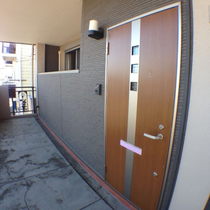 埼玉県入間郡毛呂山町大字毛呂本郷(アパート)の賃貸物件の玄関