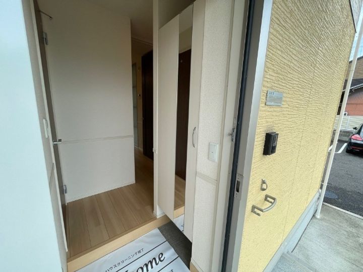 プチマノワールの玄関