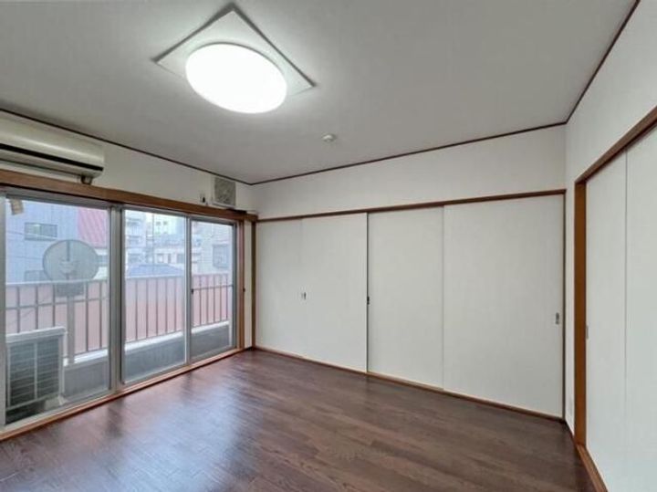 峯村ビルの居間