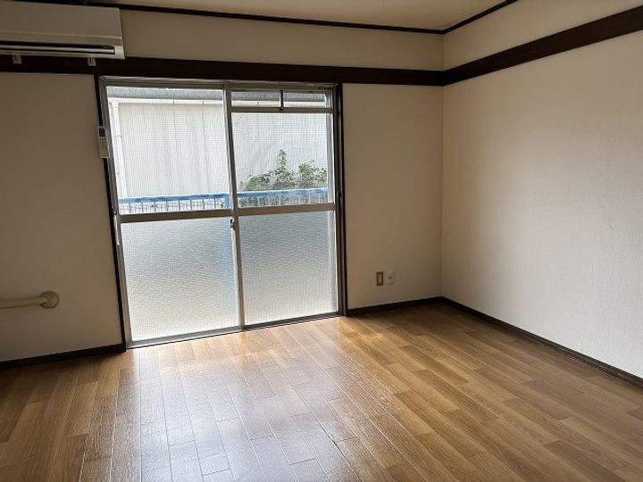 上原ビルの居間