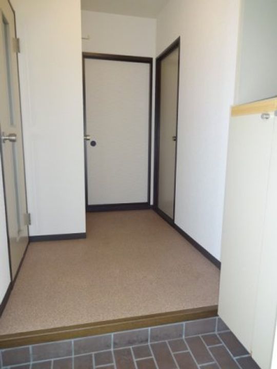 ハイツ南条の玄関