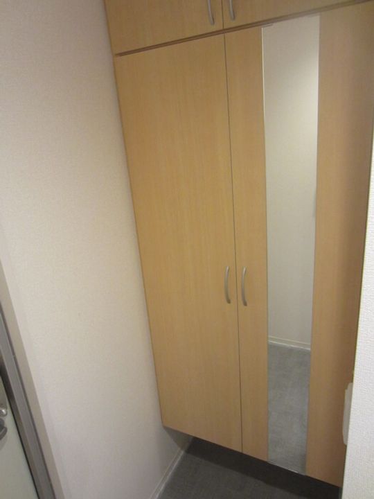 アルモニー B棟の玄関