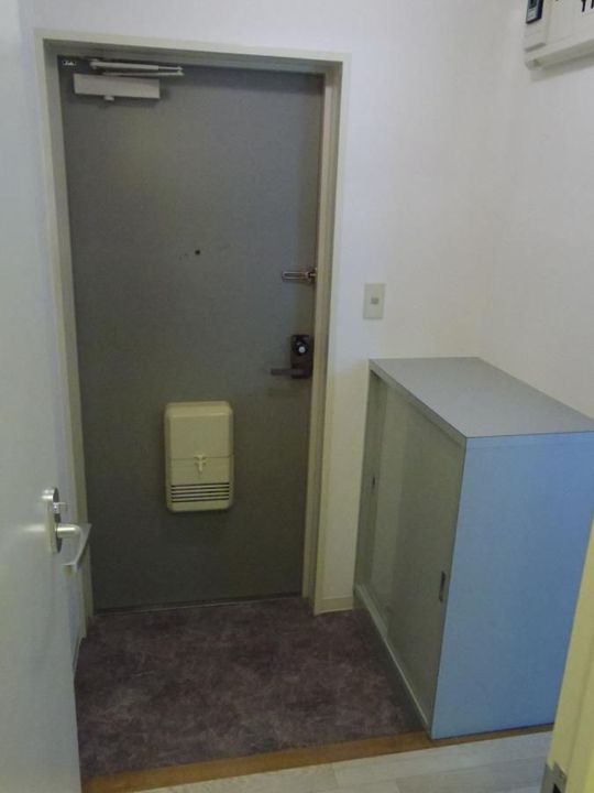 イーストアベニューの玄関