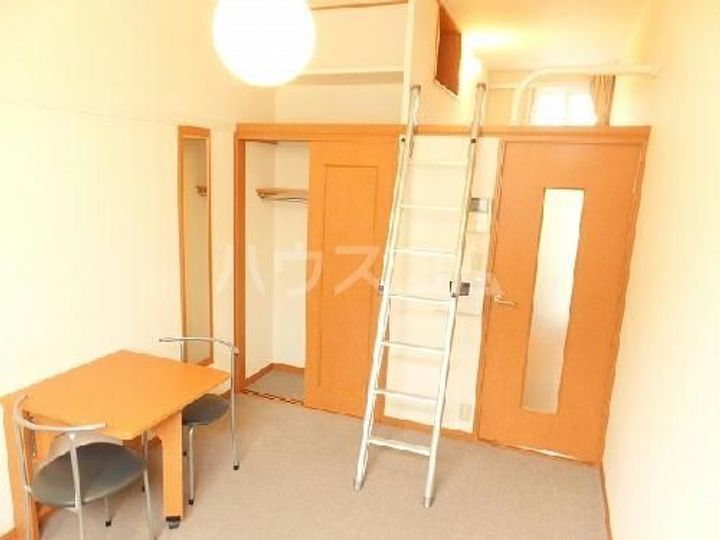 レオパレス下和田の居間