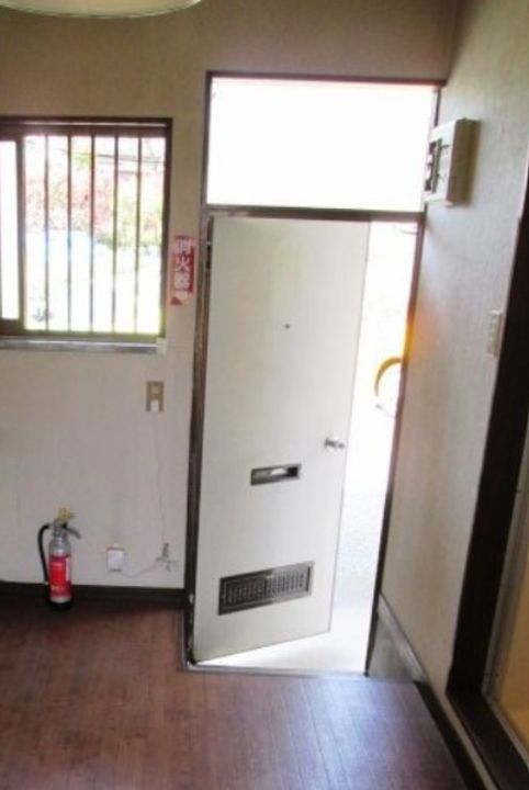 神奈川県伊勢原市三ノ宮(アパート)の賃貸物件の玄関