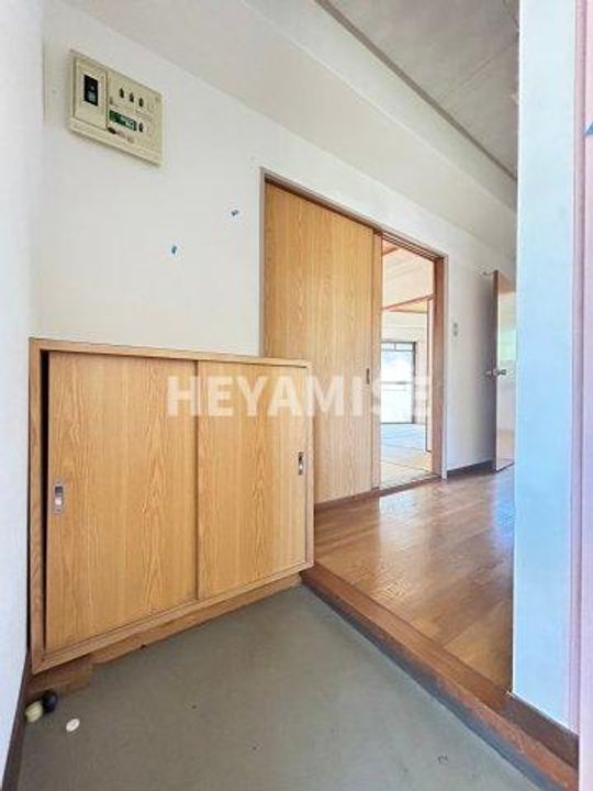 丸幸ビルの玄関