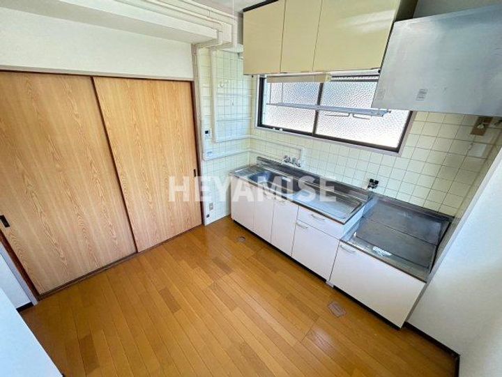 丸幸ビルの居間