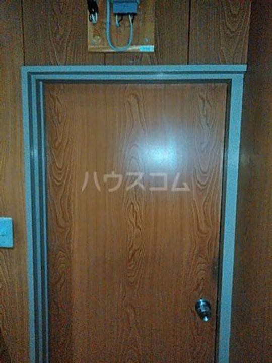 石川ビルの玄関