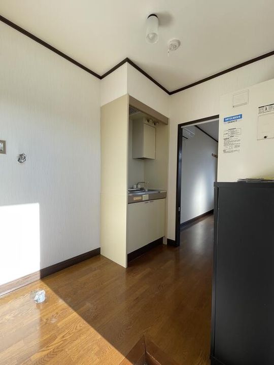 新倉ビルの居間