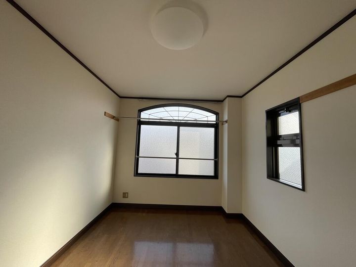 新倉ビルの居間