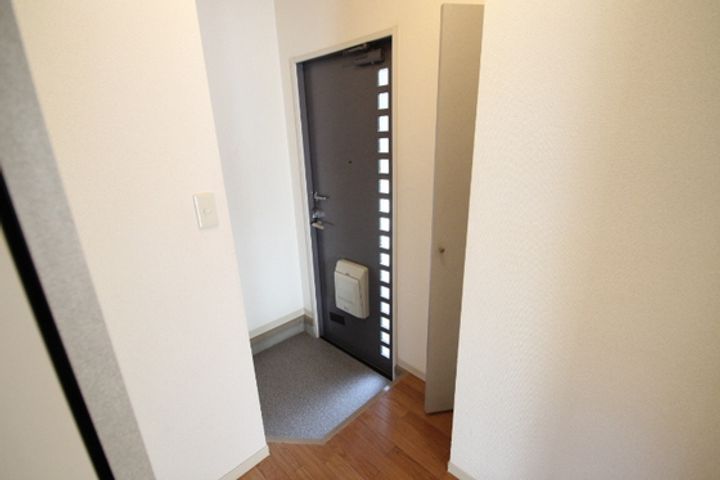 クローンベルク旭A棟の玄関