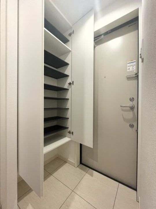 東京都世田谷区上北沢4(マンション)の賃貸物件の玄関