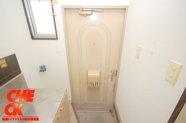 LAアパルトマンの玄関