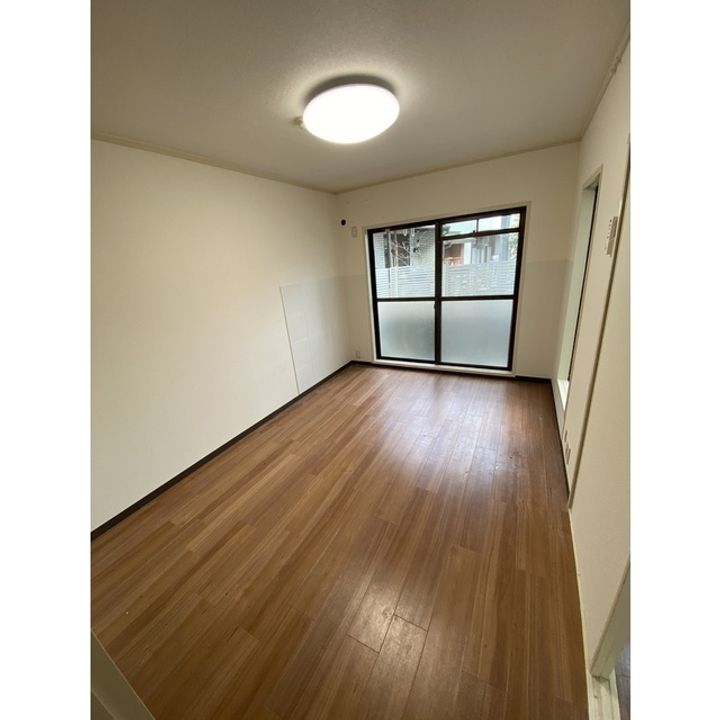 ヒルズ清水の居間