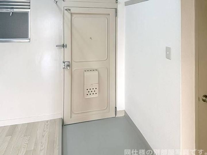 和歌山県和歌山市十三番丁(マンション)の賃貸物件の玄関