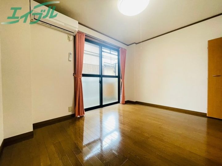 山崎マンションの居間
