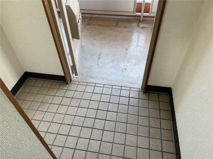 YSビル岡南の玄関