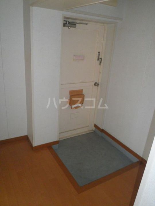 ワイズタウン 2棟の玄関