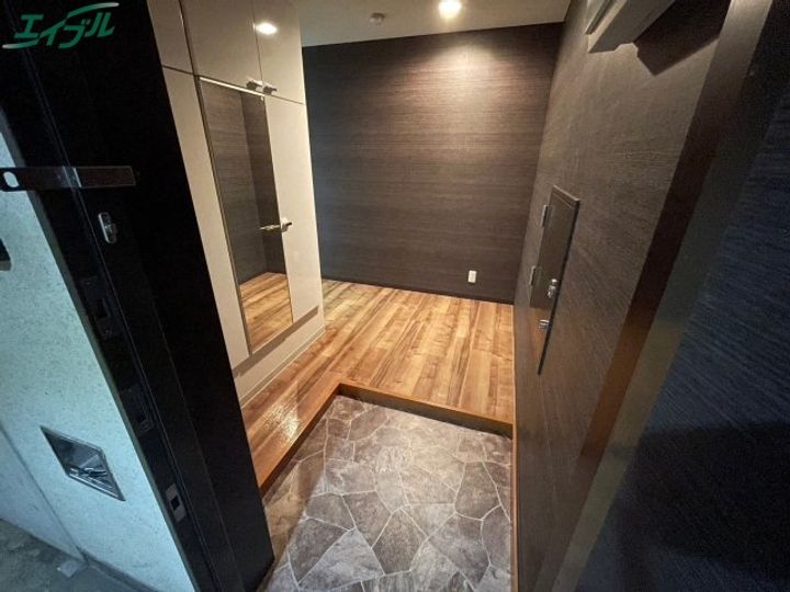 ウエストエンドビルの玄関