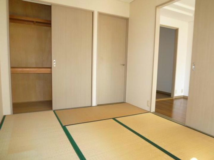 静岡県裾野市伊豆島田(マンション)の賃貸物件の居間