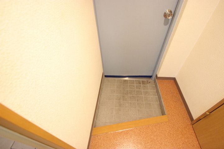 横川章栄ビルの玄関