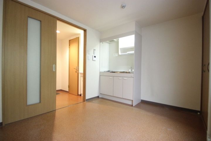 横川章栄ビルの居間