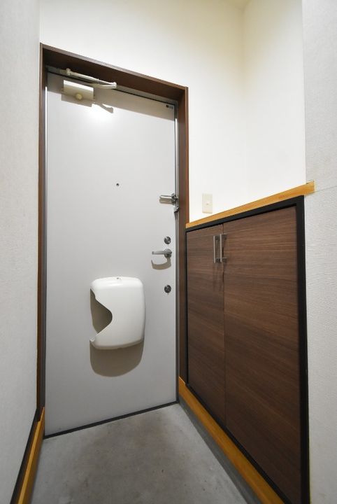 ローズコート B棟の玄関