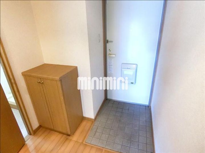 プレジール尾平B棟の玄関