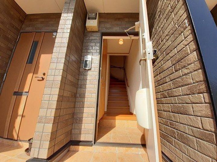 鹿児島県姶良市西餅田(アパート)の賃貸物件の玄関