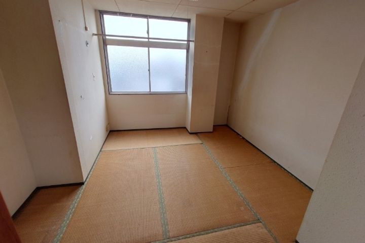 日光ビルの居間